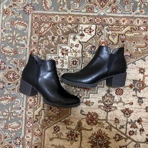Elegant Black leather Ankle Boots